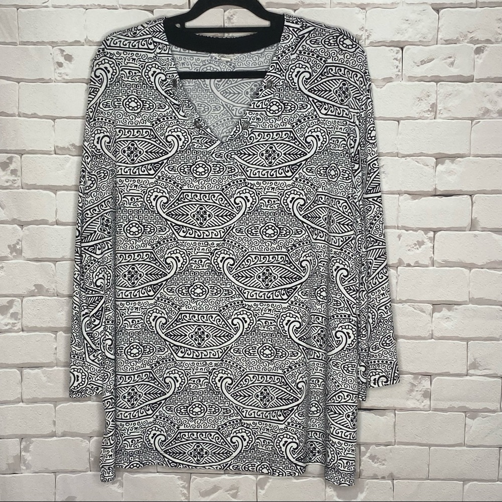 CATO Black and White Woman Shirt Size 26/28W
